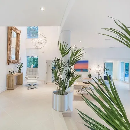 Sleeps 8 Pool Air Con Wifi *